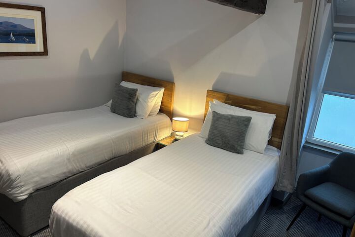 Room 16 of 142