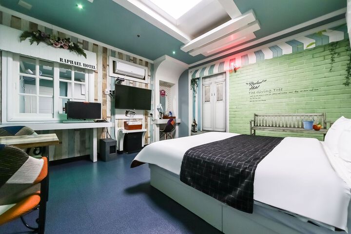 Room 54 of 80