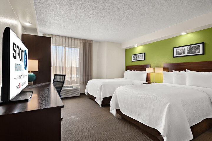 2 Queen Beds (8 of 10)