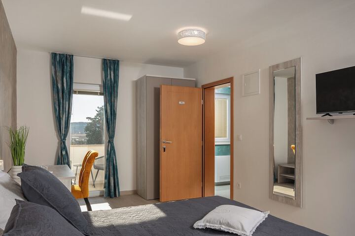 Room 3 of 25
