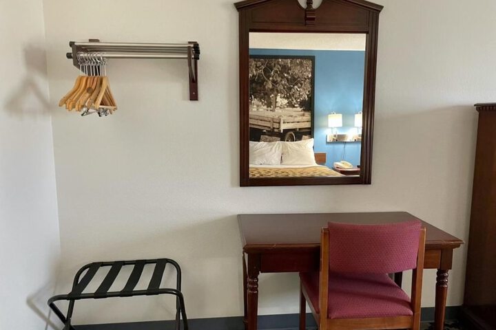 Room 8 of 17