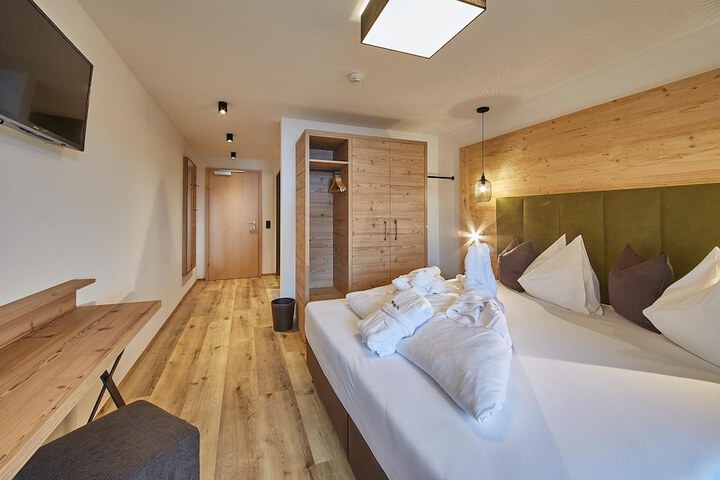 Room 4 of 99