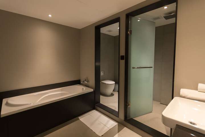 Room 14 of 33