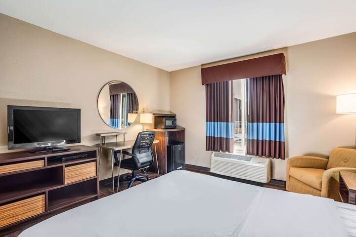 1 Queen Bed (10 of 12)