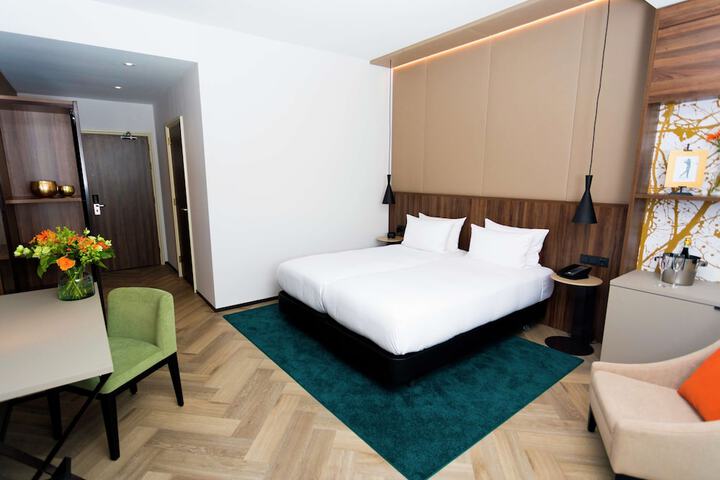 Room 11 of 76