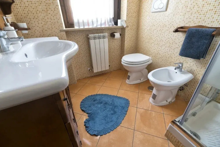 Room 6 of 14