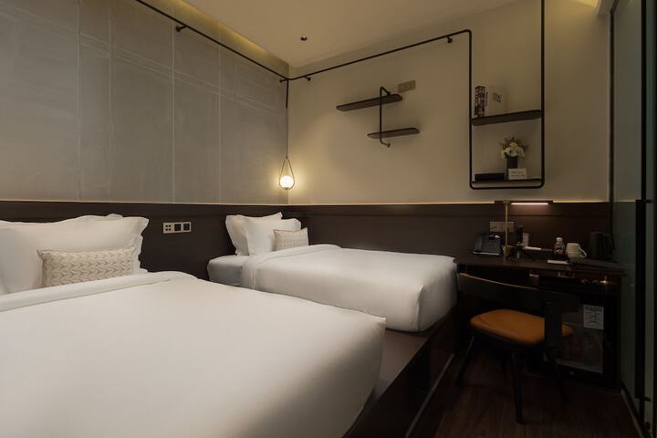 Room 17 of 44