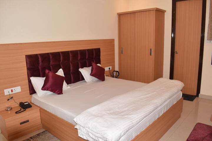Room 6 of 18