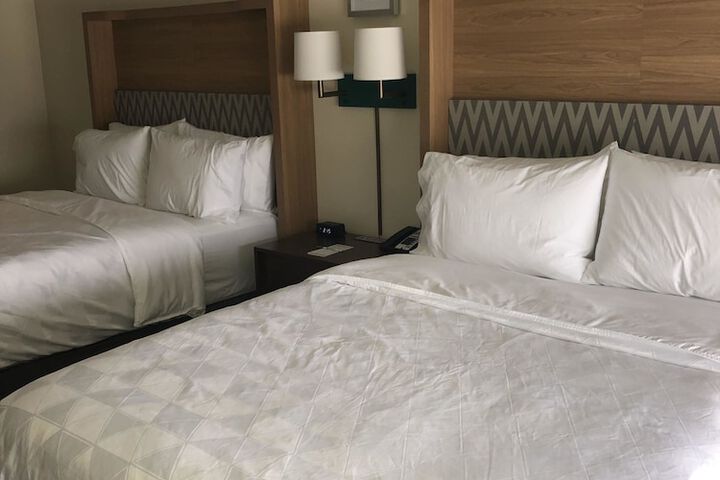 1 Queen Bed (22 of 23)