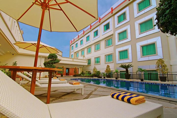 Pools & Facilities