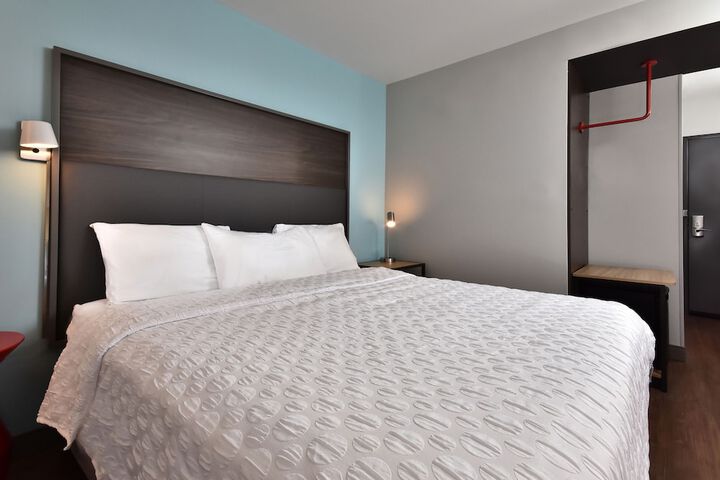 1 King Bed (2 of 7)