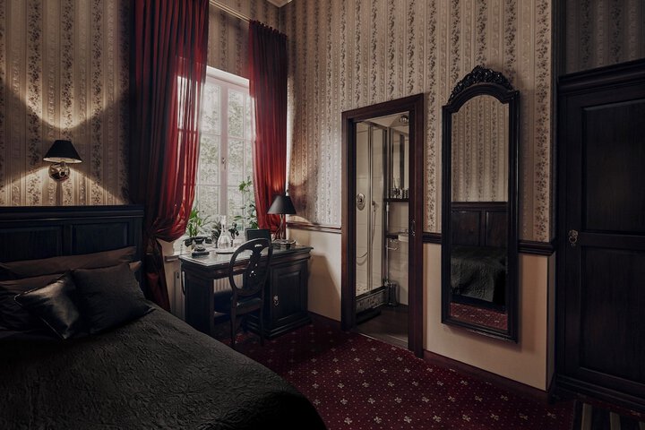 Room 7 of 33