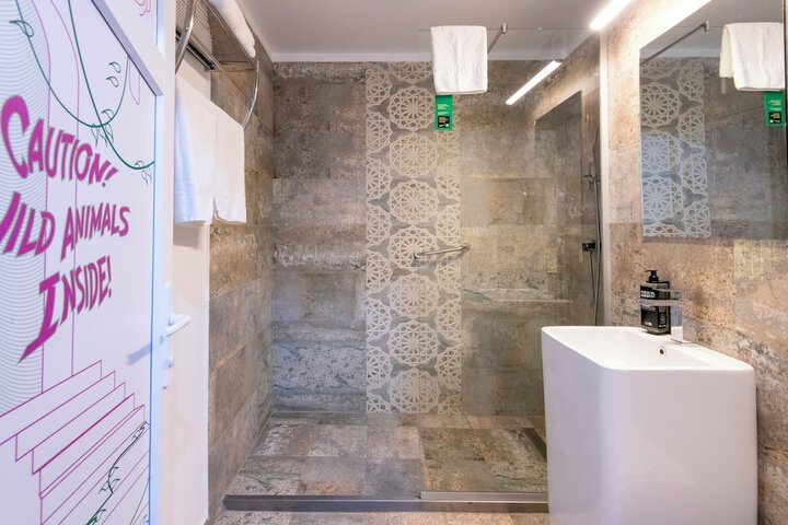 Room 43 of 87