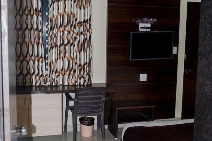 Room 8 of 13