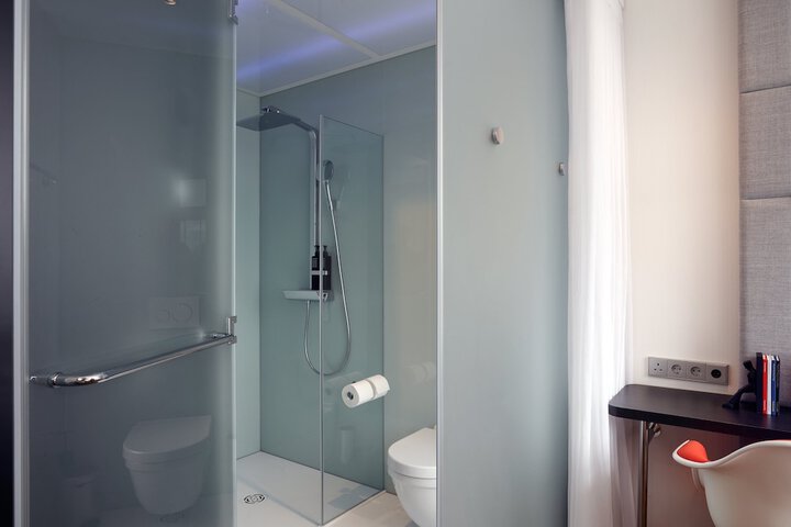 Room 16 of 37