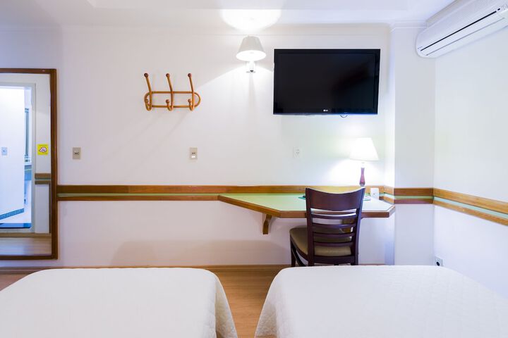 Room 2 of 66