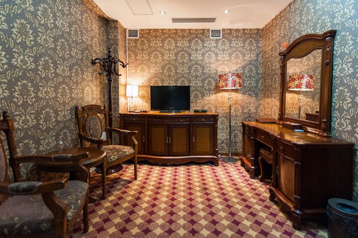Room 27 of 48