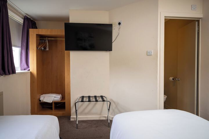 Room 7 of 32