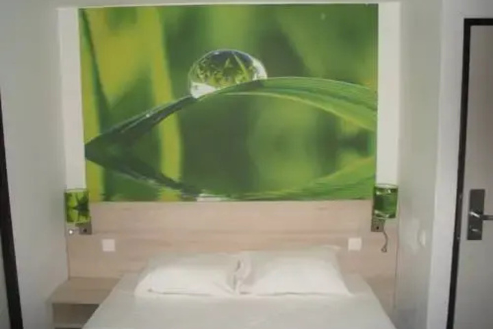 Room 6 of 16