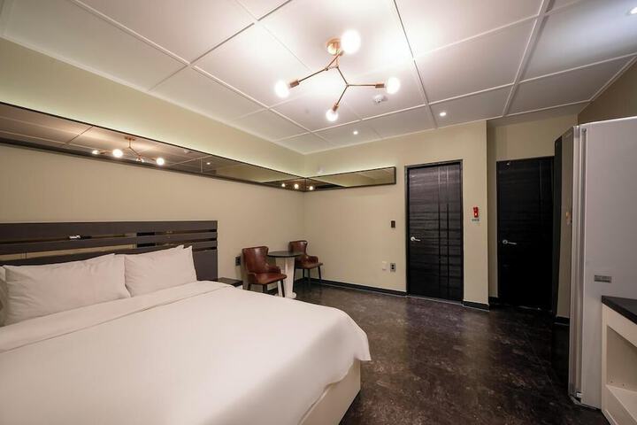 Room 37 of 63