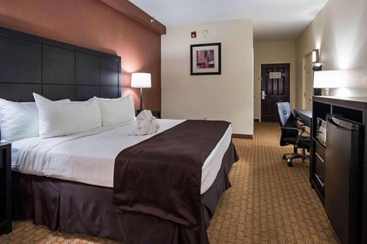 1 King Bed Microwave and Refrigerator WiFi Full Breakfast (5 of 9)