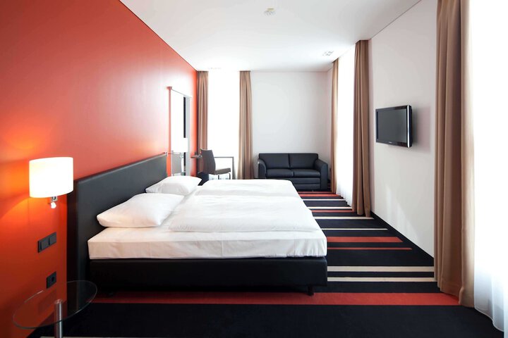 Room 8 of 33