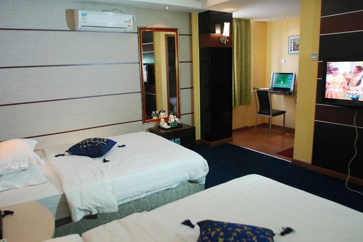 Room 6 of 12