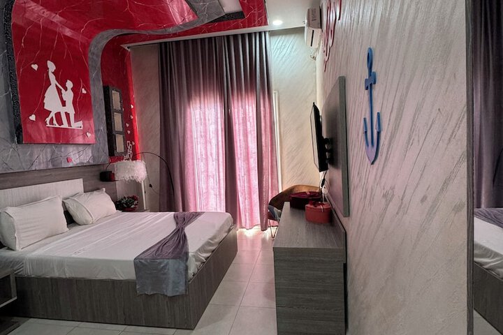 Room 6 of 24