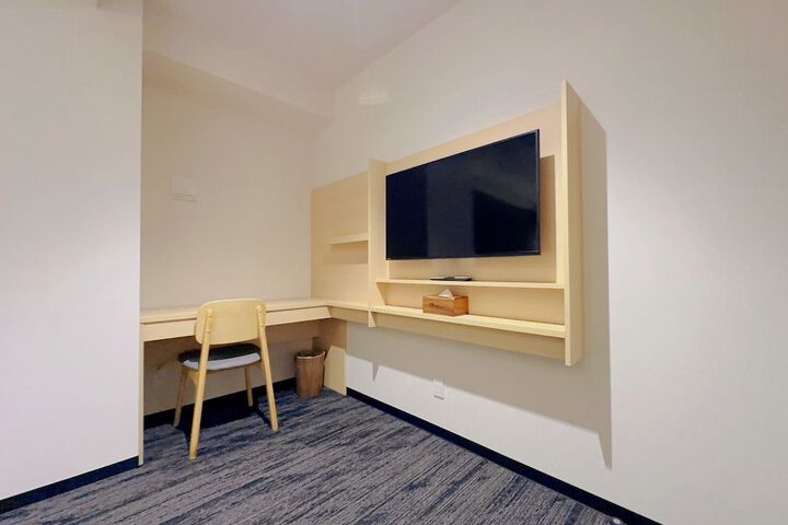 Room 16 of 28