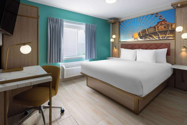 1 King Bed Deluxe Room (3 of 5)