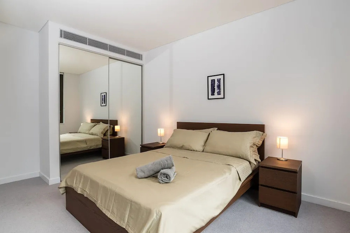 Room 4 of 16