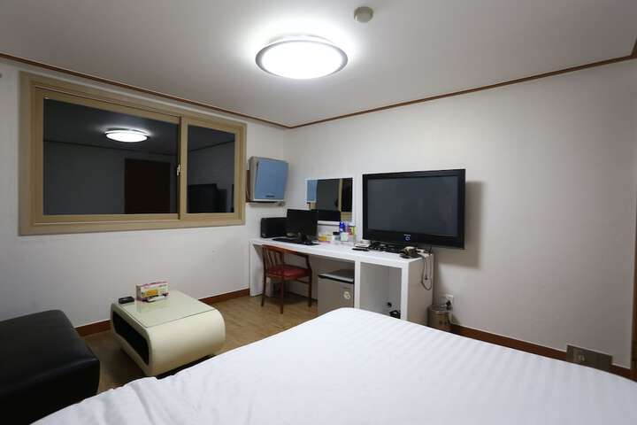 Room 11 of 28