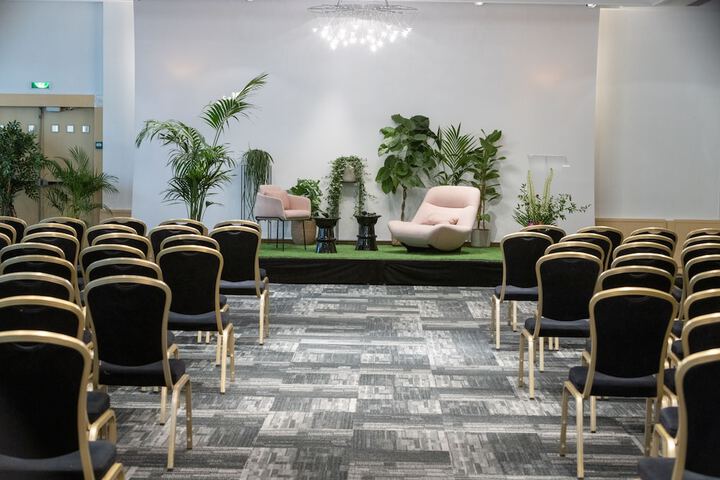 Ballroom/Hall 68 of 81