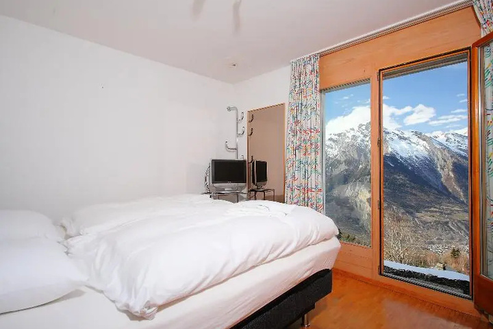 Room 4 of 10