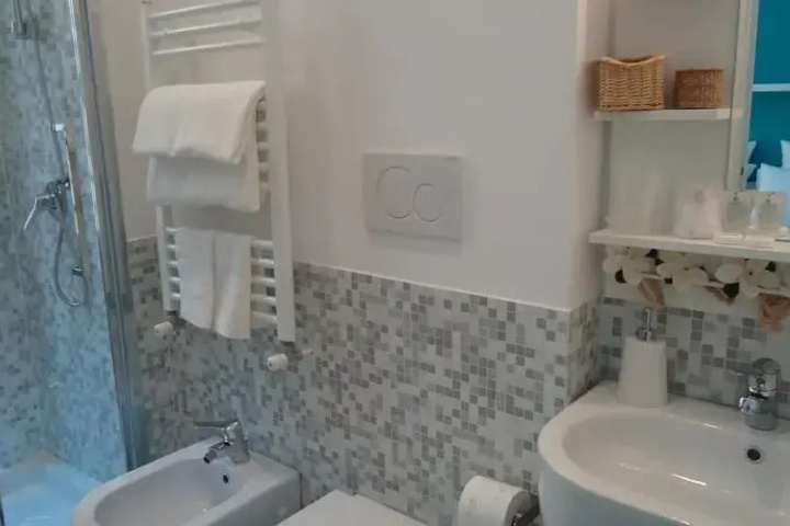 Room 4 of 8