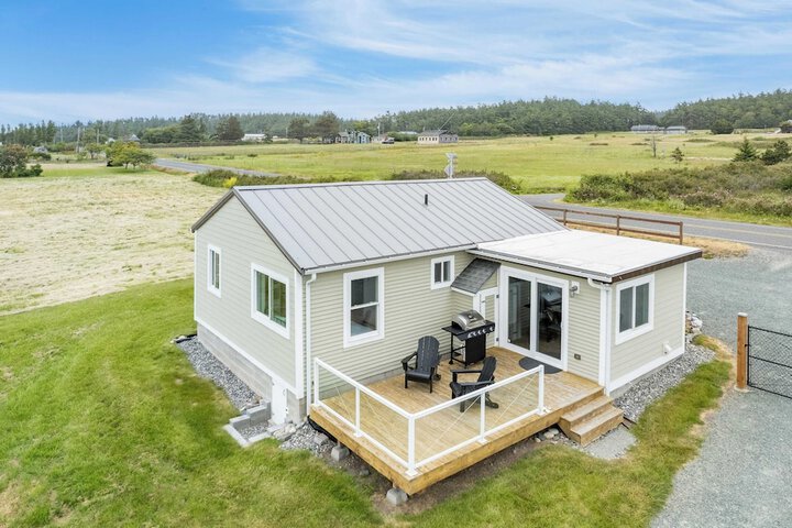 Swan Lake Cottage by Avantstay Views + Firepit