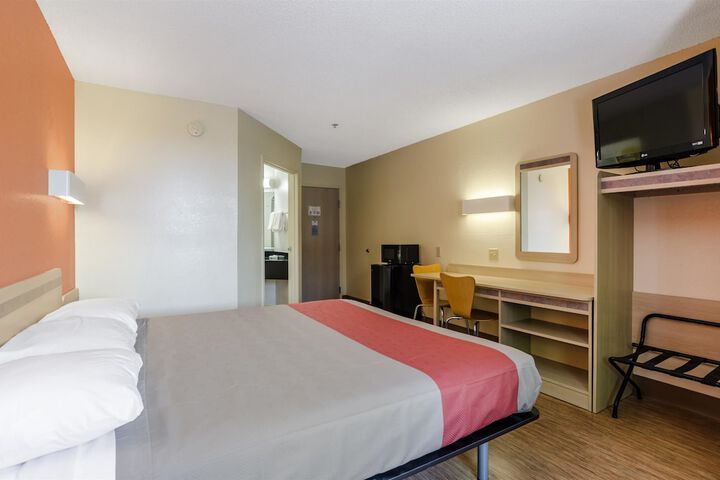 1 King Bed (4 of 14)