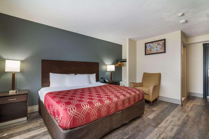 1 King Bed (5 of 20)