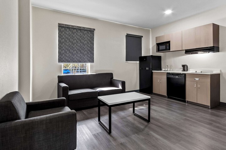 3 Queen Beds Efficiency Accessible (8 of 10)