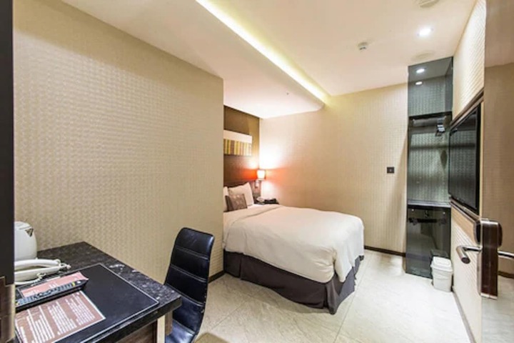 Room 32 of 52