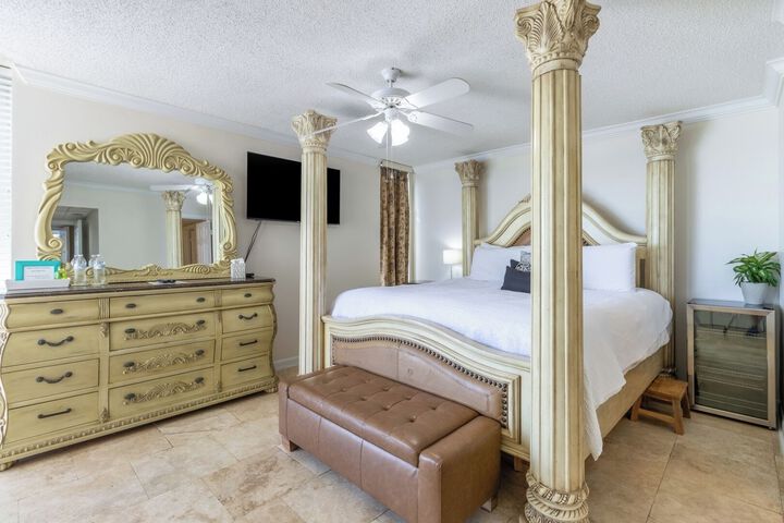 Beachfront King Suite Balcony + Jacuzzi
