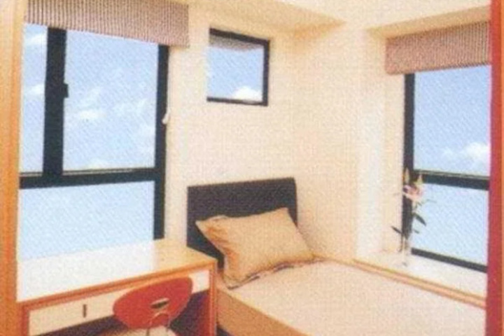 Room 3 of 8
