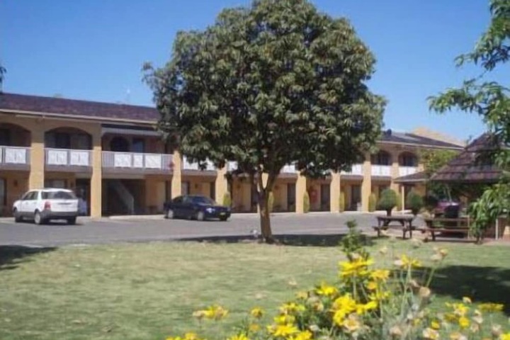 Hotel Exterior 32 of 61
