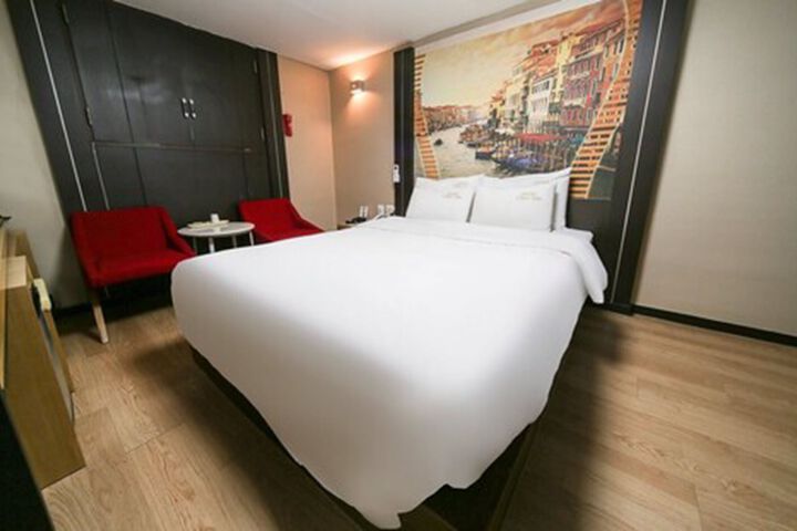 Room 9 of 28