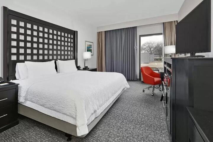 1 King Bed (16 of 17)