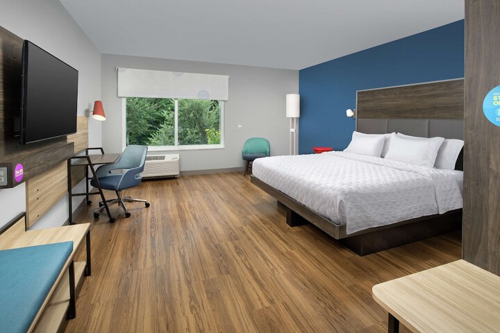 1 King Bed (1 of 16)