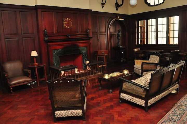 Lounge 38 of 44