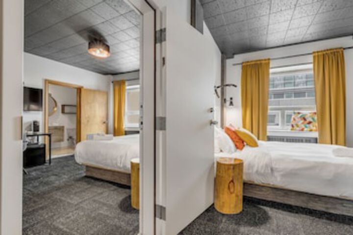 Room 43 of 147