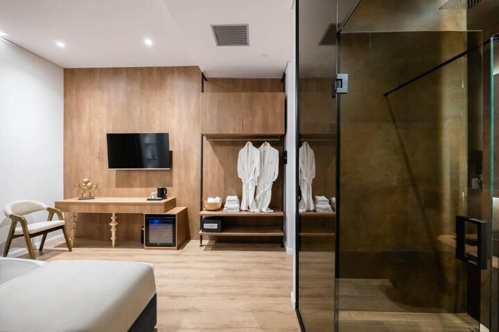 Room 5 of 189