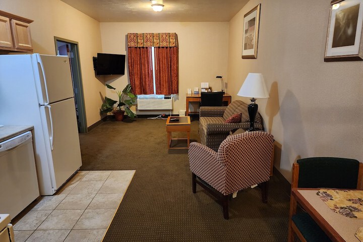 1 Queen Bed Suite (26 of 30)